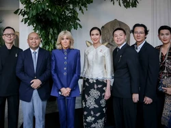 Brigitte Macron ke Museum Nasional, Terpukau Rancangan Desainer Indonesia Brigitte Macron ke Museum Nasional, Terpukau Rancangan Desainer Indonesia