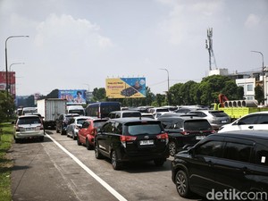 Bandung Diserbu Wisatawan, GT Pasteur Mulai Padat Kendaraan