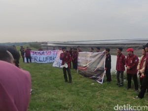 Mahasiswa IMM Sidoarjo Gelar Aksi di Diatas Tanggul Lumpur Lapindo