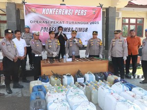 Dua Pekan, Polisi Amankan 1.725 Liter Miras-19 Sajam di Sumba Timur