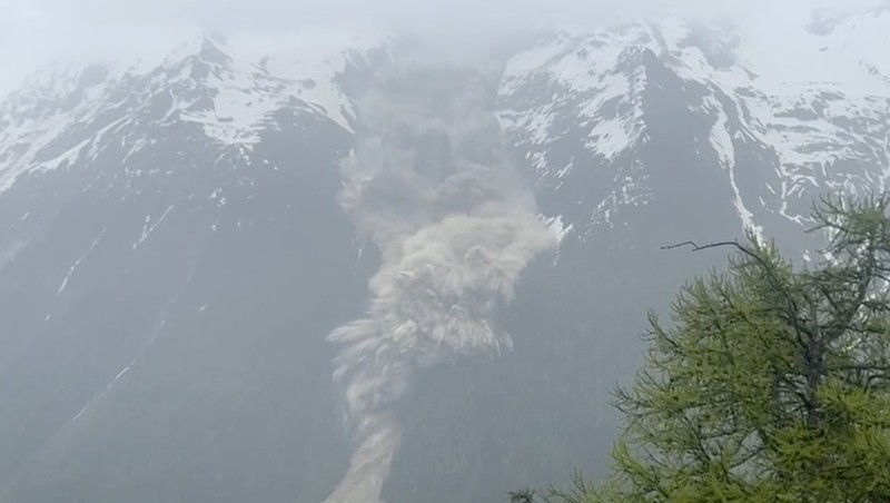 Lumpur dan bebatuan meluncur menuruni gunung setelah gletser runtuh sebagian dan menutupi sebagian besar desa Blatten, Swiss, 28 Mei 2025, dalam tangkapan layar yang diambil dari video selebaran. (Pomona Media/Handout via REUTERS)