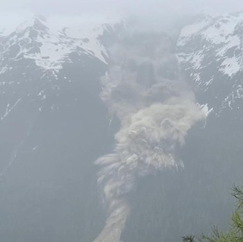 Kiamat 'Baru' Muncul di Swiss, Gunung Es Runtuh Hantam Desa