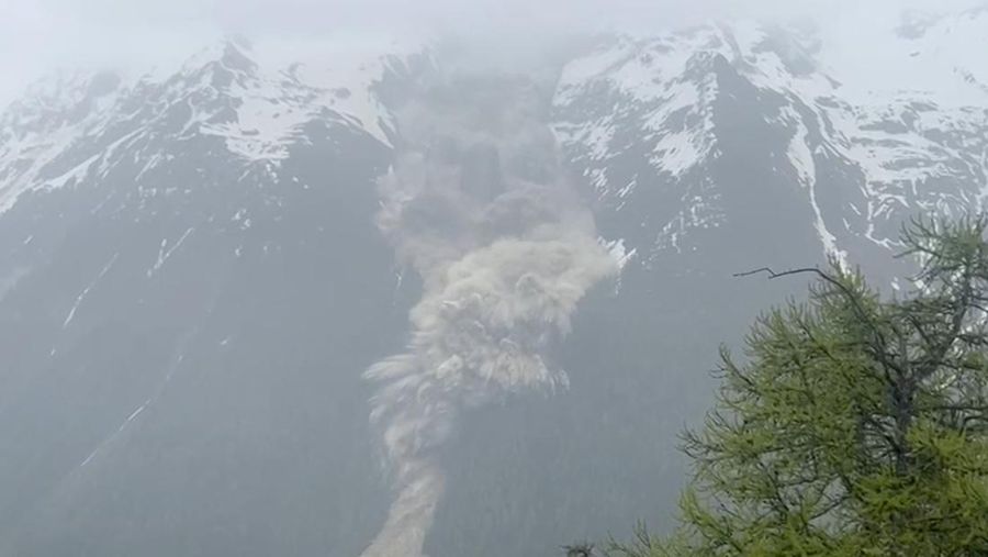 Lumpur dan bebatuan meluncur menuruni gunung setelah gletser runtuh sebagian dan menutupi sebagian besar desa Blatten, Swiss, 28 Mei 2025, dalam tangkapan layar yang diambil dari video selebaran. (Pomona Media/Handout via REUTERS)