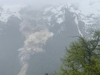 Kiamat 'Baru' Muncul di Swiss, Gunung Es Runtuh Hantam Desa