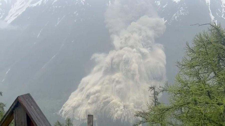 Lumpur dan bebatuan meluncur menuruni gunung setelah gletser runtuh sebagian dan menutupi sebagian besar desa Blatten, Swiss, 28 Mei 2025, dalam tangkapan layar yang diambil dari video selebaran. (Pomona Media/Handout via REUTERS)