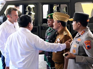 Akrab! Saat Prabowo Tepuk Bahu Gubernur Jateng Luthfi di Depan Macron