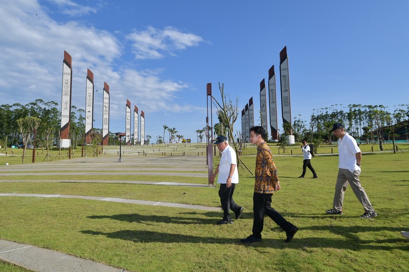 Pada hari kedua kunjungan kerjanya di IKN, Wakil Presiden Gibran Rakabuming Raka melakukan penanaman pohon ulin di Plaza Bhinneka Tunggal Ika Kamis (29/05/2025). (Dok. Sekretariat Wakil Presiden)