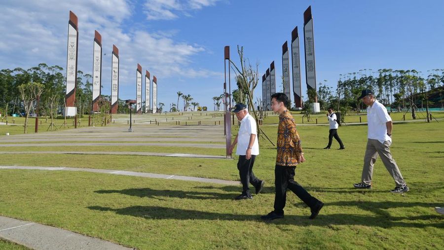Pada hari kedua kunjungan kerjanya di IKN, Wakil Presiden Gibran Rakabuming Raka melakukan penanaman pohon ulin di Plaza Bhinneka Tunggal Ika Kamis (29/05/2025). (Dok. Sekretariat Wakil Presiden)