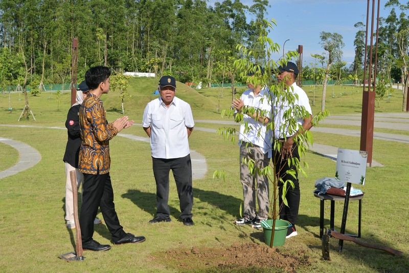 Pada hari kedua kunjungan kerjanya di IKN, Wakil Presiden Gibran Rakabuming Raka melakukan penanaman pohon ulin di Plaza Bhinneka Tunggal Ika Kamis (29/05/2025). (Dok. Sekretariat Wakil Presiden)