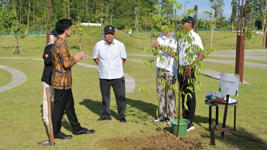 Pada hari kedua kunjungan kerjanya di IKN, Wakil Presiden Gibran Rakabuming Raka melakukan penanaman pohon ulin di Plaza Bhinneka Tunggal Ika Kamis (29/05/2025). Pada hari kedua kunjungan kerjanya di IKN, Wakil Presiden Gibran Rakabuming Raka melakukan penanaman pohon ulin di Plaza Bhinneka Tunggal Ika Kamis (29/05/2025). (Dok. Sekretariat Wakil Presiden)
