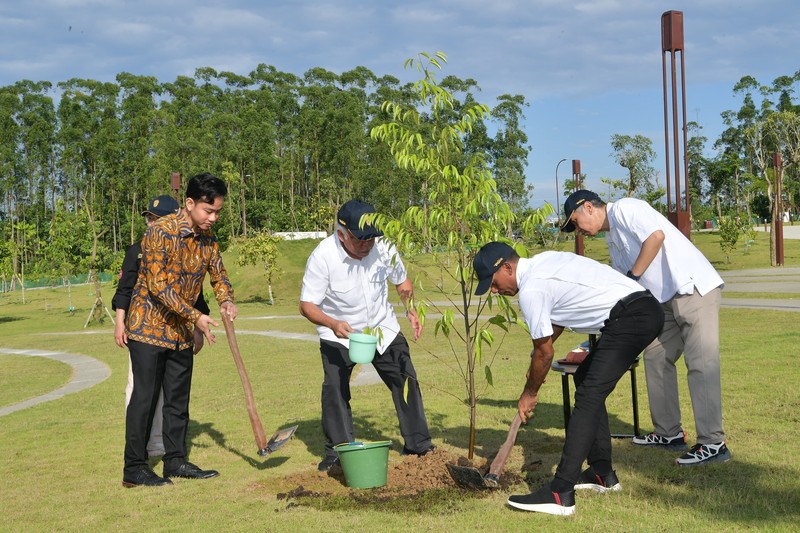Pada hari kedua kunjungan kerjanya di IKN, Wakil Presiden Gibran Rakabuming Raka melakukan penanaman pohon ulin di Plaza Bhinneka Tunggal Ika Kamis (29/05/2025). (Dok. Sekretariat Wakil Presiden)