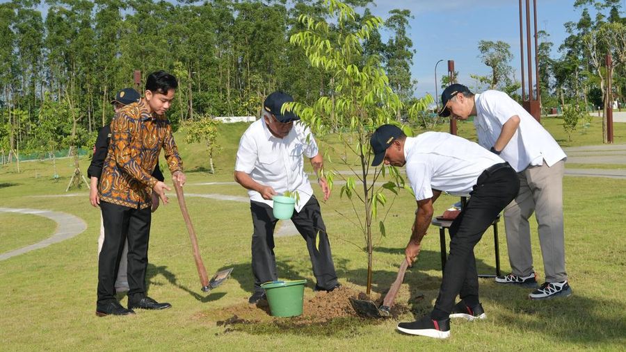 Pada hari kedua kunjungan kerjanya di IKN, Wakil Presiden Gibran Rakabuming Raka melakukan penanaman pohon ulin di Plaza Bhinneka Tunggal Ika Kamis (29/05/2025). Pada hari kedua kunjungan kerjanya di IKN, Wakil Presiden Gibran Rakabuming Raka melakukan penanaman pohon ulin di Plaza Bhinneka Tunggal Ika Kamis (29/05/2025). (Dok. Sekretariat Wakil Presiden)