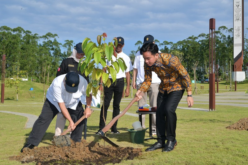 Pada hari kedua kunjungan kerjanya di IKN, Wakil Presiden Gibran Rakabuming Raka melakukan penanaman pohon ulin di Plaza Bhinneka Tunggal Ika Kamis (29/05/2025). (Dok. Sekretariat Wakil Presiden)