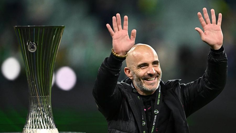Reece James mengangkat trofi dan merayakan kemenangan bersama rekan setim usai Chelsea menjuarai Conference League. Wroclaw Stadium, Polandia, 28 Mei 2025. Reece James mengangkat trofi dan merayakan kemenangan bersama rekan setim usai Chelsea menjuarai Conference League. Wroclaw Stadium, Polandia, 28 Mei 2025. (REUTERS/Dylan Martinez)
