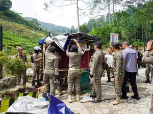 Satpol PP Bongkar 13 Warung Liar-Lapak Calo Vila di Puncak Bogor