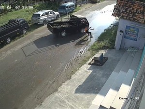 Viral Rekaman CCTV Petugas Dishub Sampang Diduga Sengaja Ditabrak Pikap