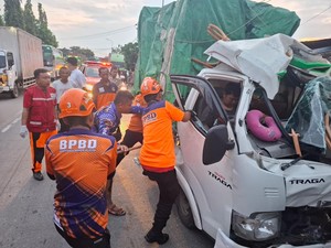 Truk Tabrak Tronton Parkir di Pantura Kendal, 1 Orang Tewas