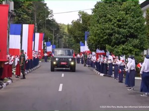 Tiba di Akmil Magelang, Prabowo-Macron Disambut Siswa Sekolah