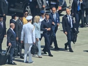 Mesranya Presiden Macron Gandeng Sang Istri Brigitte di Bandara YIA