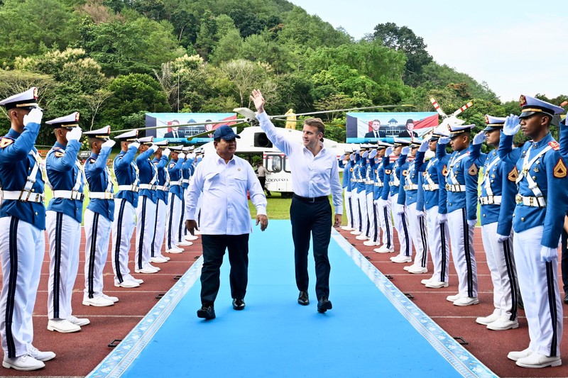 Presiden RI Prabowo Subianto dan Presiden Prancis Emmanuel Macron melakukan kunjungan ke Akademi Militer (Akmil) Magelang, Kamis (29/5/2025). (Dok. Biro Pers Sekretariat Presiden)