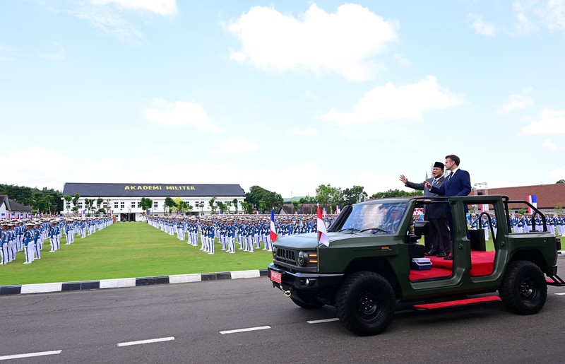 Presiden RI Prabowo Subianto dan Presiden Prancis Emmanuel Macron melakukan kunjungan ke Akademi Militer (Akmil) Magelang, Kamis (29/5/2025). (Dok. Biro Pers Sekretariat Presiden)