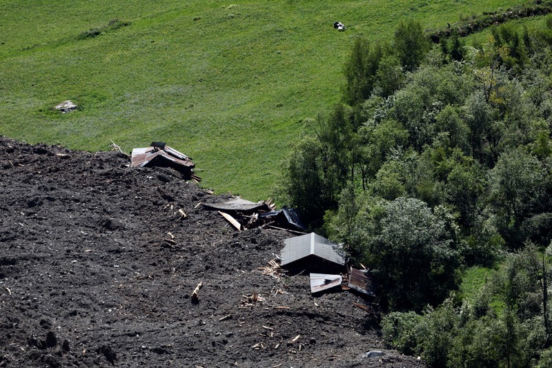 Lumpur dan bebatuan meluncur menuruni gunung setelah gletser runtuh sebagian dan menutupi sebagian besar desa Blatten, Swiss, 28 Mei 2025, dalam tangkapan layar yang diambil dari video selebaran. (Pomona Media/Handout via REUTERS)