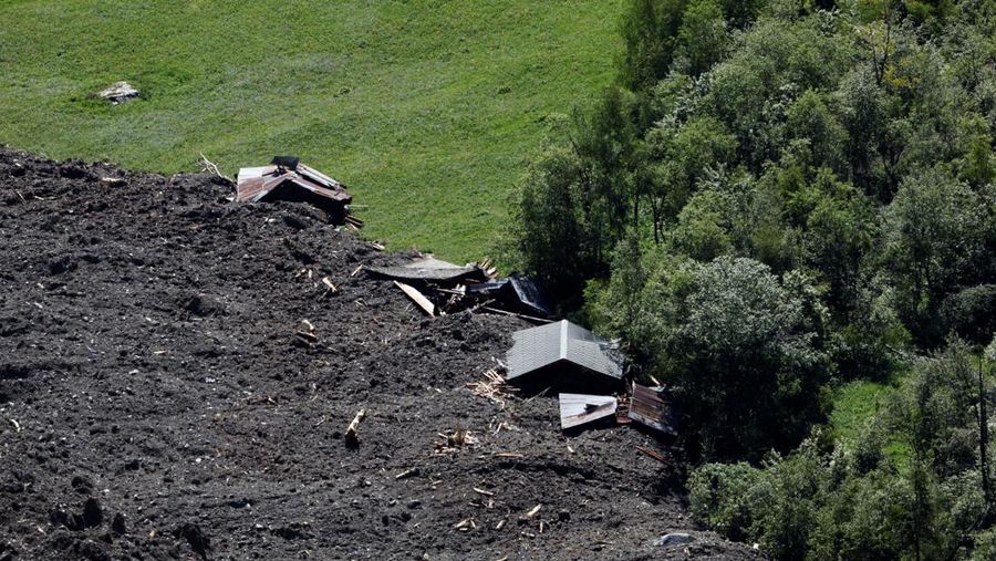 Lumpur dan bebatuan meluncur menuruni gunung setelah gletser runtuh sebagian dan menutupi sebagian besar desa Blatten, Swiss, 28 Mei 2025, dalam tangkapan layar yang diambil dari video selebaran. Lumpur dan bebatuan meluncur menuruni gunung setelah gletser runtuh sebagian dan menutupi sebagian besar desa Blatten, Swiss, 28 Mei 2025, dalam tangkapan layar yang diambil dari video selebaran. (Pomona Media/Handout via REUTERS)