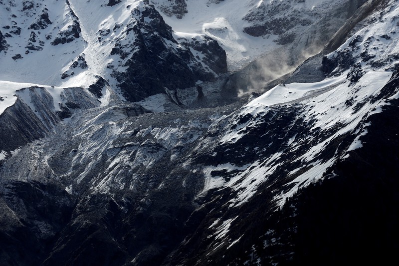 Lumpur dan bebatuan meluncur menuruni gunung setelah gletser runtuh sebagian dan menutupi sebagian besar desa Blatten, Swiss, 28 Mei 2025, dalam tangkapan layar yang diambil dari video selebaran. (Pomona Media/Handout via REUTERS)