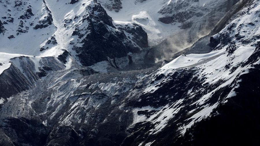 Lumpur dan bebatuan meluncur menuruni gunung setelah gletser runtuh sebagian dan menutupi sebagian besar desa Blatten, Swiss, 28 Mei 2025, dalam tangkapan layar yang diambil dari video selebaran. (Pomona Media/Handout via REUTERS)