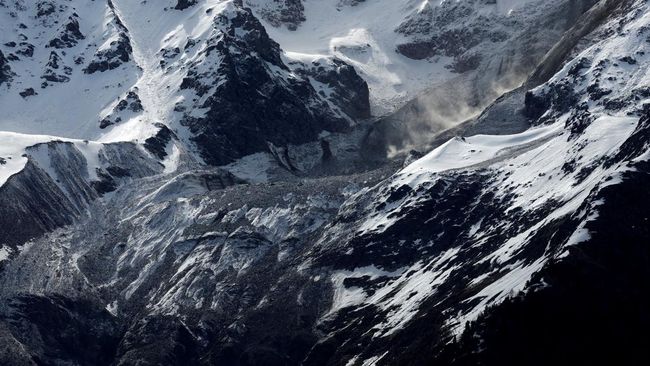 CEO Tewas Jatuh dari Gunung 900 Meter, Begini Kronologinya