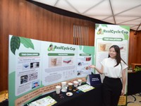 Keren! Siswi SMA Ciptakan Cangkir Kopi Kertas Ramah Lingkungan