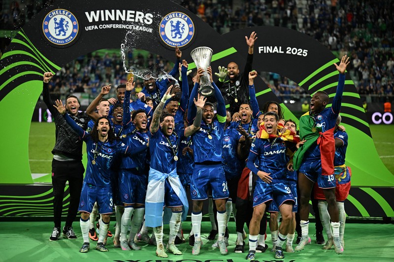 Reece James mengangkat trofi dan merayakan kemenangan bersama rekan setim usai Chelsea menjuarai Conference League. Wroclaw Stadium, Polandia, 28 Mei 2025. Reece James mengangkat trofi dan merayakan kemenangan bersama rekan setim usai Chelsea menjuarai Conference League. Wroclaw Stadium, Polandia, 28 Mei 2025. (REUTERS/Dylan Martinez)