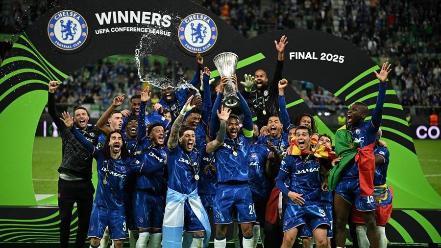 Reece James mengangkat trofi dan merayakan kemenangan bersama rekan setim usai Chelsea menjuarai Conference League. Wroclaw Stadium, Polandia, 28 Mei 2025. (REUTERS/Dylan Martinez)