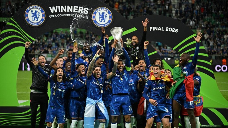 Reece James mengangkat trofi dan merayakan kemenangan bersama rekan setim usai Chelsea menjuarai Conference League. Wroclaw Stadium, Polandia, 28 Mei 2025. (REUTERS/Dylan Martinez)