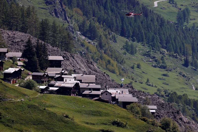 Lumpur dan bebatuan meluncur menuruni gunung setelah gletser runtuh sebagian dan menutupi sebagian besar desa Blatten, Swiss, 28 Mei 2025, dalam tangkapan layar yang diambil dari video selebaran. Lumpur dan bebatuan meluncur menuruni gunung setelah gletser runtuh sebagian dan menutupi sebagian besar desa Blatten, Swiss, 28 Mei 2025, dalam tangkapan layar yang diambil dari video selebaran. (Pomona Media/Handout via REUTERS)