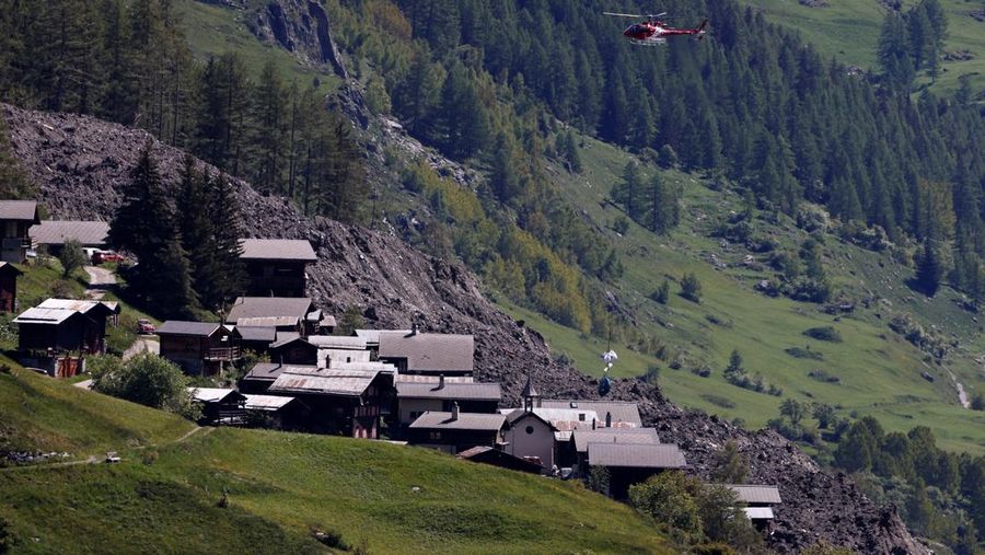 Lumpur dan bebatuan meluncur menuruni gunung setelah gletser runtuh sebagian dan menutupi sebagian besar desa Blatten, Swiss, 28 Mei 2025, dalam tangkapan layar yang diambil dari video selebaran. (Pomona Media/Handout via REUTERS)