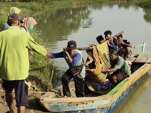 Miris, Wanita di Pandeglang Ditandu-Naik Perahu Saat Hendak Melahirkan