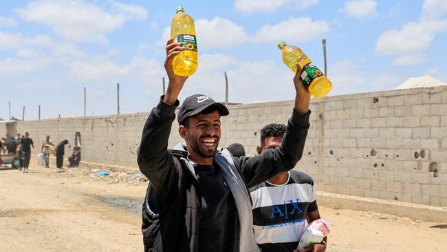 Lautan Warga Gaza Terima Paket Bantuan Makanan, Begini Potretnya