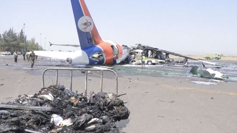 Serangan udara Israel kembali mengguncang Yaman dengan menghantam Bandara Internasional Sana’a pada Rabu pagi (28/5), menghancurkan satu-satunya pesawat sipil yang tersisa yang dijadwalkan membawa jemaah haji ke Makkah. Serangan udara Israel kembali mengguncang Yaman dengan menghantam Bandara Internasional Sana’a pada Rabu pagi (28/5), menghancurkan satu-satunya pesawat sipil yang tersisa yang dijadwalkan membawa jemaah haji ke Makkah. (Tangkapan Layar Video Reuters/)