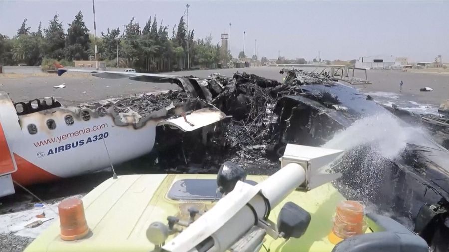 Serangan udara Israel kembali mengguncang Yaman dengan menghantam Bandara Internasional Sana’a pada Rabu pagi (28/5), menghancurkan satu-satunya pesawat sipil yang tersisa yang dijadwalkan membawa jemaah haji ke Makkah. Serangan udara Israel kembali mengguncang Yaman dengan menghantam Bandara Internasional Sana’a pada Rabu pagi (28/5), menghancurkan satu-satunya pesawat sipil yang tersisa yang dijadwalkan membawa jemaah haji ke Makkah. (Tangkapan Layar Video Reuters/)