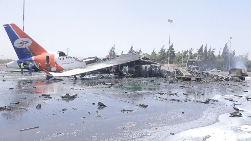 Serangan udara Israel kembali mengguncang Yaman dengan menghantam Bandara Internasional Sana’a pada Rabu pagi (28/5), menghancurkan satu-satunya pesawat sipil yang tersisa yang dijadwalkan membawa jemaah haji ke Makkah. Serangan udara Israel kembali mengguncang Yaman dengan menghantam Bandara Internasional Sana’a pada Rabu pagi (28/5), menghancurkan satu-satunya pesawat sipil yang tersisa yang dijadwalkan membawa jemaah haji ke Makkah. (Tangkapan Layar Video Reuters/)