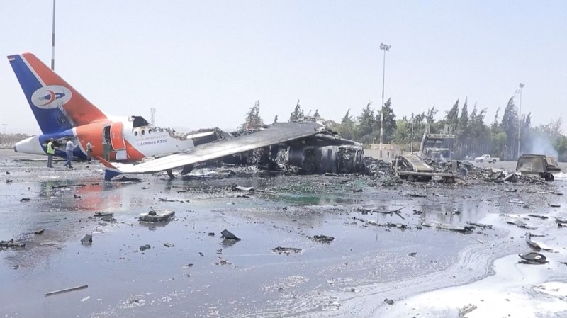 Serangan udara Israel kembali mengguncang Yaman dengan menghantam Bandara Internasional Sana’a pada Rabu pagi (28/5), menghancurkan satu-satunya pesawat sipil yang tersisa yang dijadwalkan membawa jemaah haji ke Makkah. (Tangkapan Layar Video Reuters/)