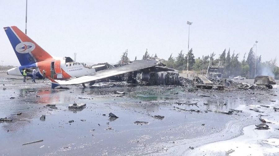 Serangan udara Israel kembali mengguncang Yaman dengan menghantam Bandara Internasional Sana’a pada Rabu pagi (28/5), menghancurkan satu-satunya pesawat sipil yang tersisa yang dijadwalkan membawa jemaah haji ke Makkah. Serangan udara Israel kembali mengguncang Yaman dengan menghantam Bandara Internasional Sana’a pada Rabu pagi (28/5), menghancurkan satu-satunya pesawat sipil yang tersisa yang dijadwalkan membawa jemaah haji ke Makkah. (Tangkapan Layar Video Reuters/)