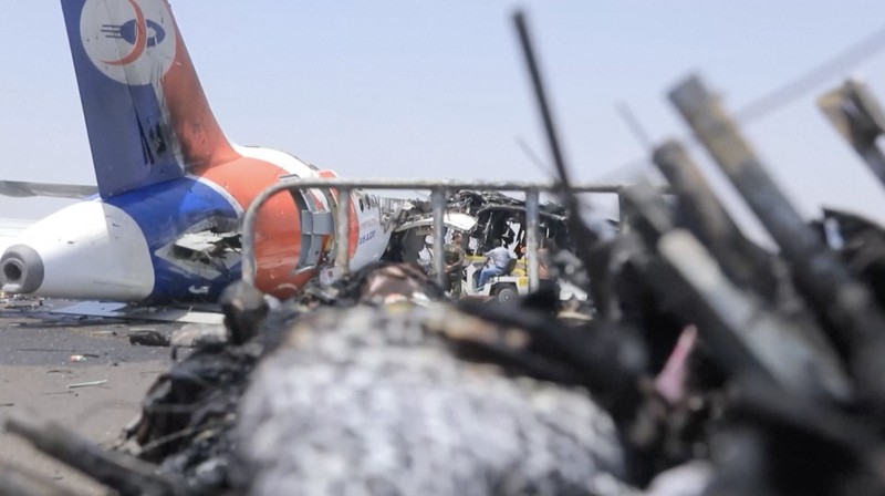 Serangan udara Israel kembali mengguncang Yaman dengan menghantam Bandara Internasional Sana’a pada Rabu pagi (28/5), menghancurkan satu-satunya pesawat sipil yang tersisa yang dijadwalkan membawa jemaah haji ke Makkah. Serangan udara Israel kembali mengguncang Yaman dengan menghantam Bandara Internasional Sana’a pada Rabu pagi (28/5), menghancurkan satu-satunya pesawat sipil yang tersisa yang dijadwalkan membawa jemaah haji ke Makkah. (Tangkapan Layar Video Reuters/)