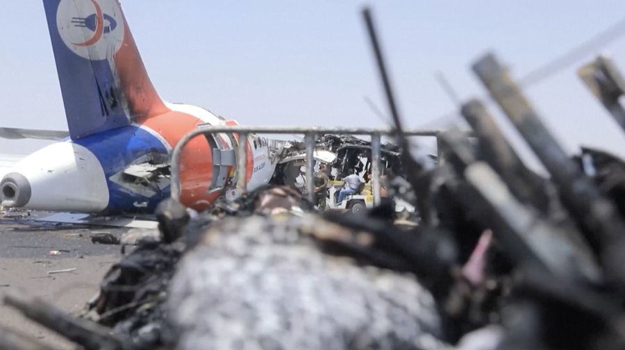 Serangan udara Israel kembali mengguncang Yaman dengan menghantam Bandara Internasional Sana’a pada Rabu pagi (28/5), menghancurkan satu-satunya pesawat sipil yang tersisa yang dijadwalkan membawa jemaah haji ke Makkah. Serangan udara Israel kembali mengguncang Yaman dengan menghantam Bandara Internasional Sana’a pada Rabu pagi (28/5), menghancurkan satu-satunya pesawat sipil yang tersisa yang dijadwalkan membawa jemaah haji ke Makkah. (Tangkapan Layar Video Reuters/)