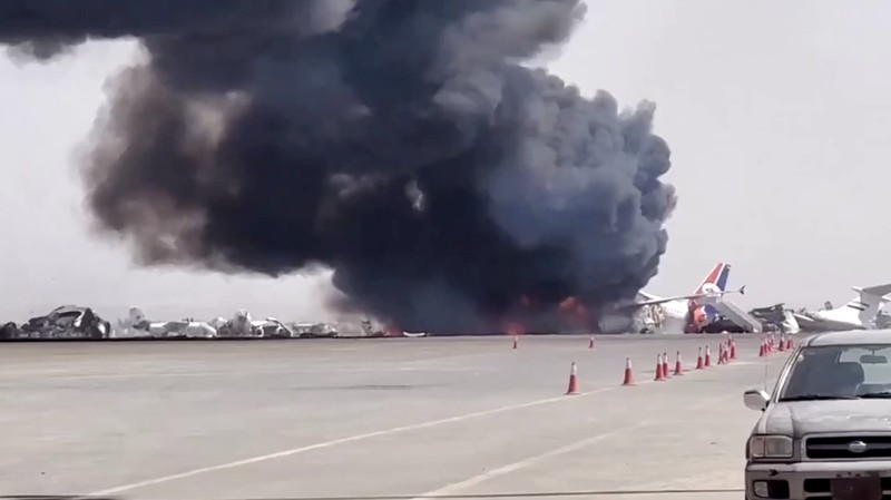 Serangan udara Israel kembali mengguncang Yaman dengan menghantam Bandara Internasional Sana’a pada Rabu pagi (28/5), menghancurkan satu-satunya pesawat sipil yang tersisa yang dijadwalkan membawa jemaah haji ke Makkah. (Tangkapan Layar Video Reuters/)