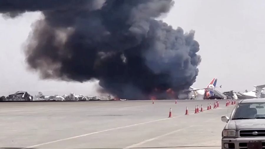 Serangan udara Israel kembali mengguncang Yaman dengan menghantam Bandara Internasional Sana’a pada Rabu pagi (28/5), menghancurkan satu-satunya pesawat sipil yang tersisa yang dijadwalkan membawa jemaah haji ke Makkah. Serangan udara Israel kembali mengguncang Yaman dengan menghantam Bandara Internasional Sana’a pada Rabu pagi (28/5), menghancurkan satu-satunya pesawat sipil yang tersisa yang dijadwalkan membawa jemaah haji ke Makkah. (Tangkapan Layar Video Reuters/)