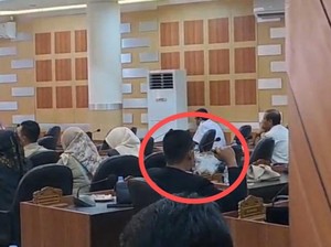Enaknya Anggota DPRD Tuban Rapat Sambil Ngevape padahal Ada Smoking Area