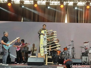 Aksi Nyentrik Balawan Pakai Gitar 9 Neck di BNI Java Jazz Festival 2025