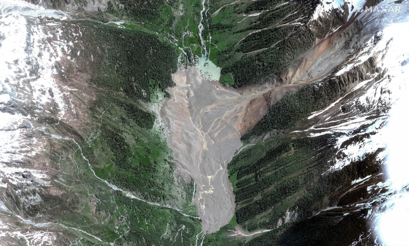 Gambar gabungan menunjukkan citra satelit Blatten sebelum gletser di Pegunungan Alpen Swiss runtuh sebagian dan menimpa desa tersebut, 3 November 2024 (atas), dan desa yang sama setelah gletser runtuh sebagian dan menimpa Blatten, Swiss, 29 Mei 2025 (bawah). (via REUTERS/MAXAR TECHNOLOGIES)